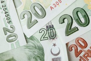 Euro oslabilo, akcie poklesly