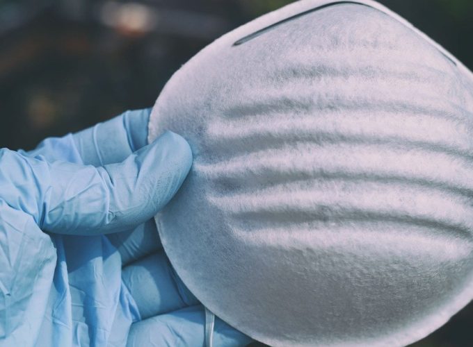 Koronavirus ve světě celebrit. Jaké hvězdy jsou či byly nakaženy?