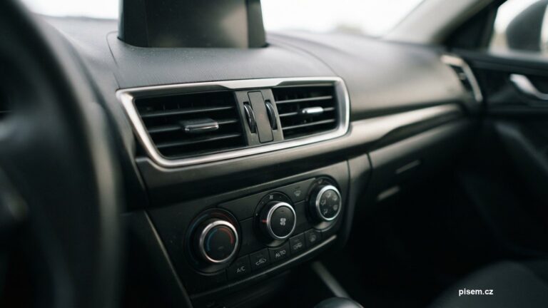 Ventilační průduch a ovládání klimatizace v autě