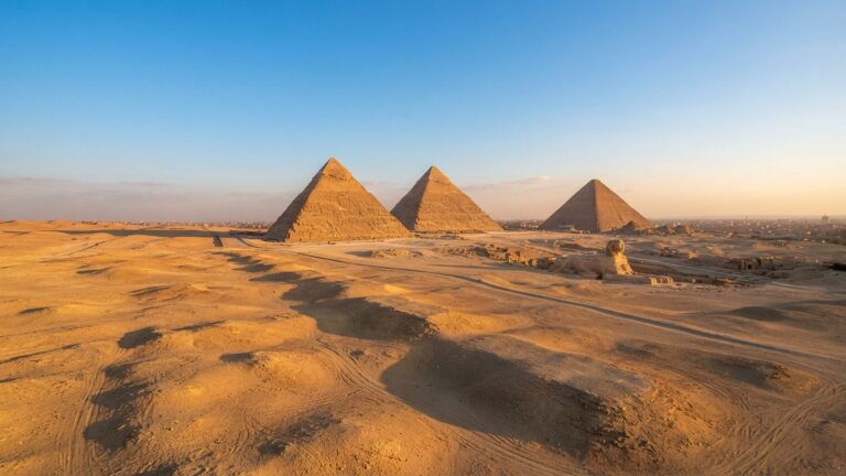 Pyramidy v Gíze za odpoledního světla