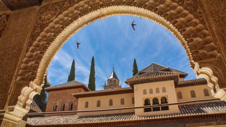 Alhambra: kdo ji postavil a co je jen legenda