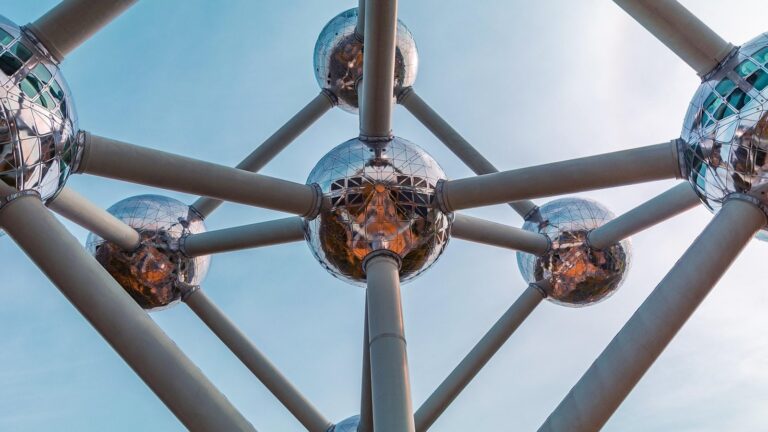 Atomium: co zobrazuje a proč nemělo stát napořád