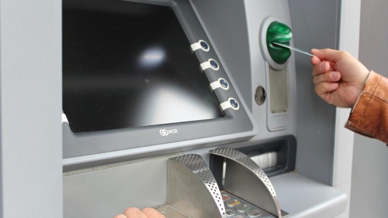 Bankomat: kdo ho vynalezl a kdo měl PIN dřív