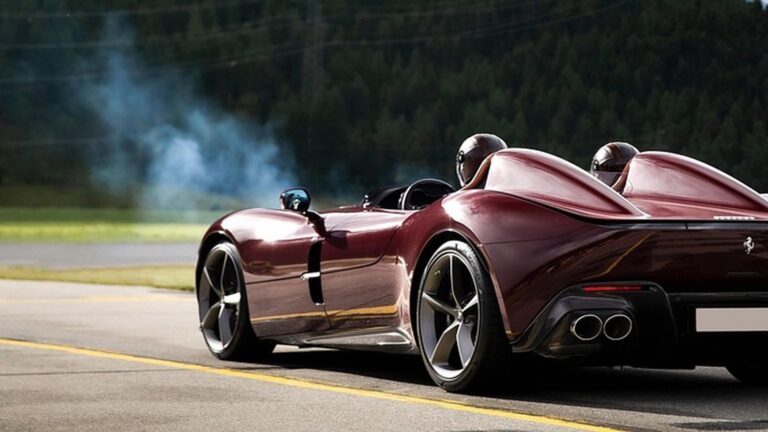 Ferrari: vzpínající se kůň, žlutá a červená