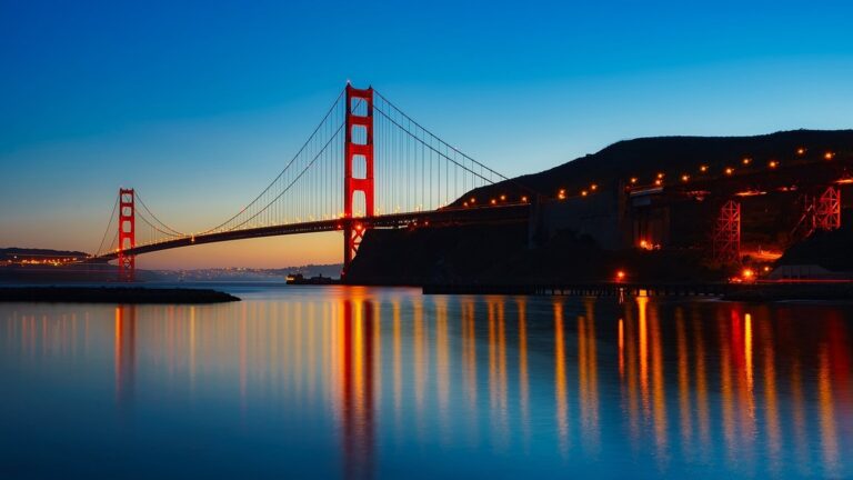 Golden Gate Bridge není zlatý, ale oranžový