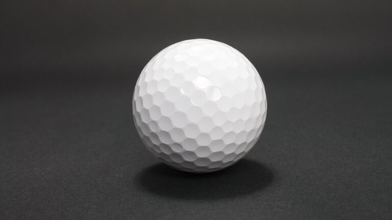 Golfový míček má důlky, aby letěl dál