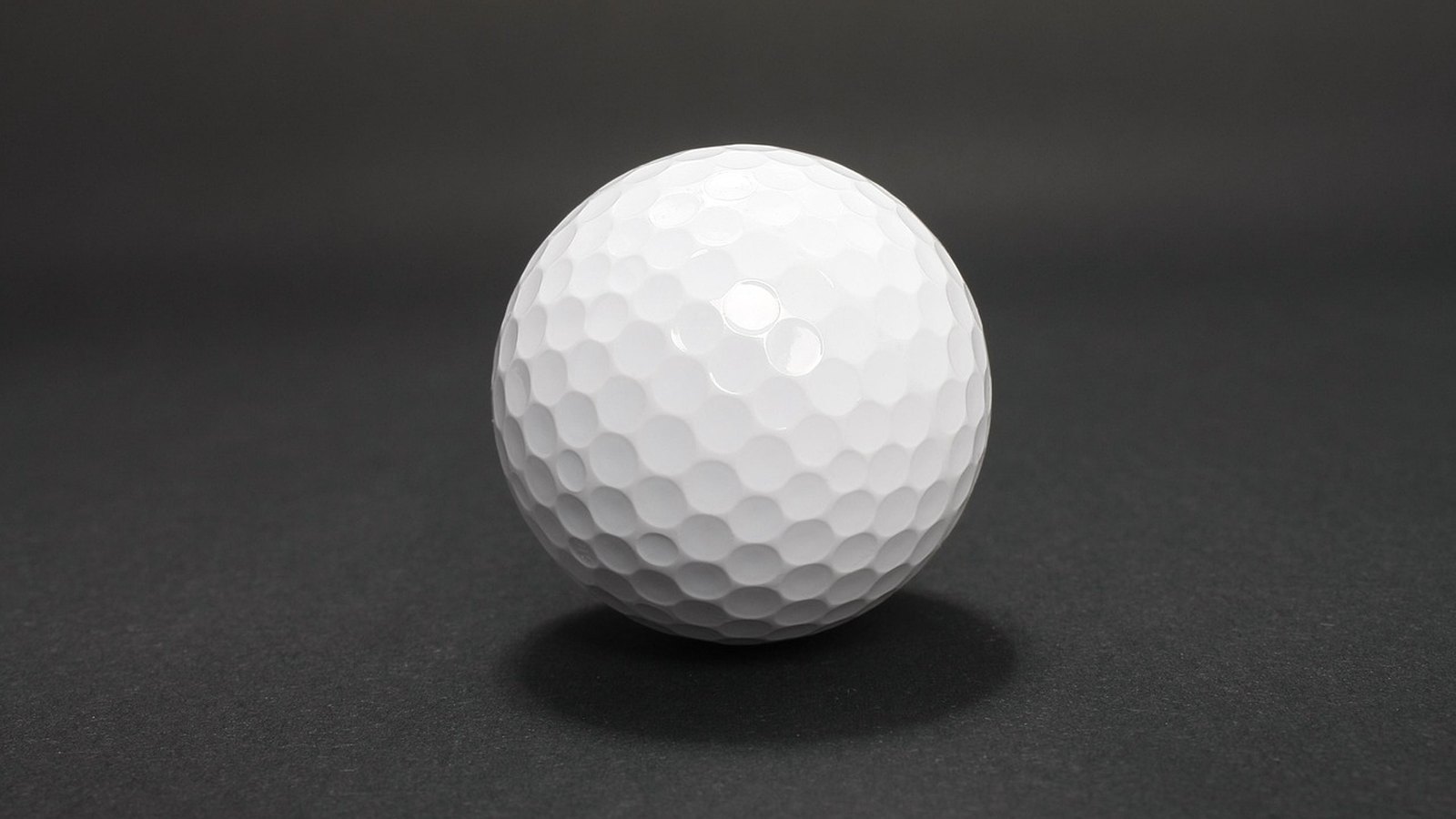 Golfový míček má důlky, aby letěl dál