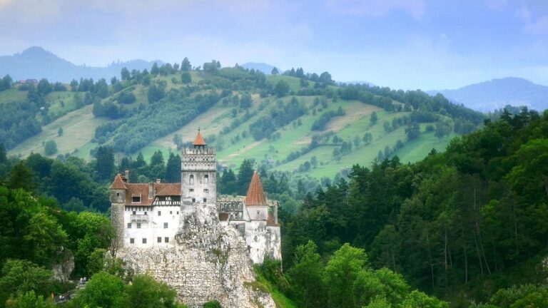 Hrad Bran: proč mu říkají Drákulův hrad