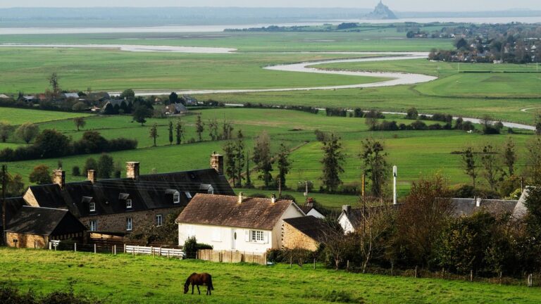 Mont-Saint-Michel a příliv: ostrov se vrací