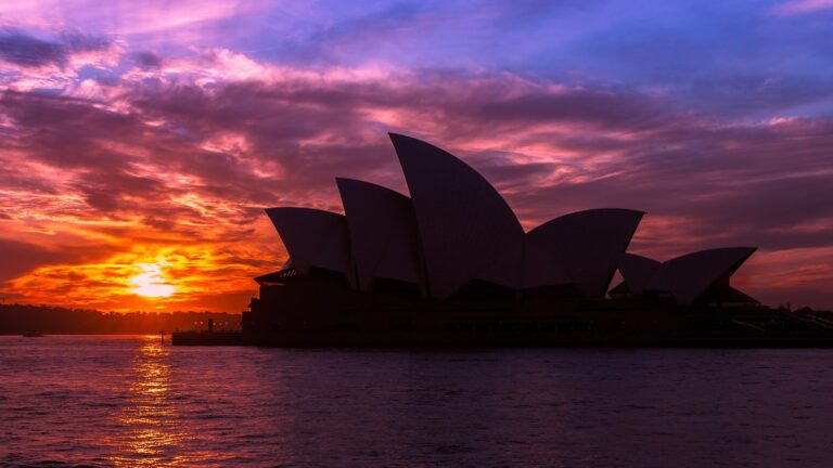 Opera v Sydney: proč má střechu jako plachty