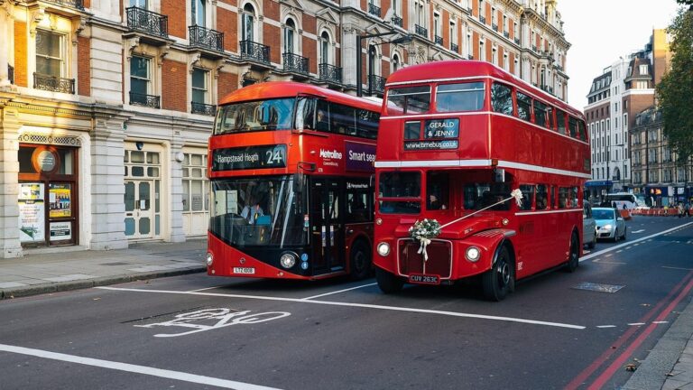 Proč se jezdí vpravo a v Británii vlevo