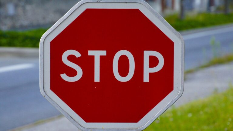 Stopka: proč je osmiúhelník a kdy zčervenala
