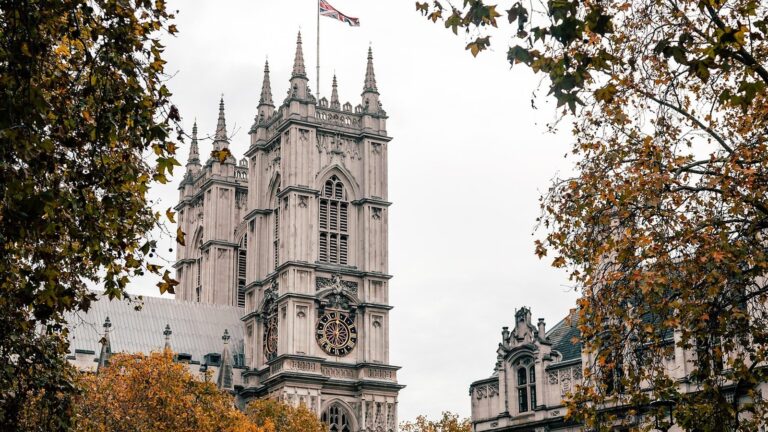 Westminsterské opatství a proč se v něm korunuje